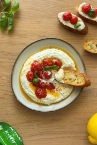 dip de queso feta y tomate