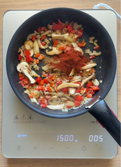 añadir especias a verduras