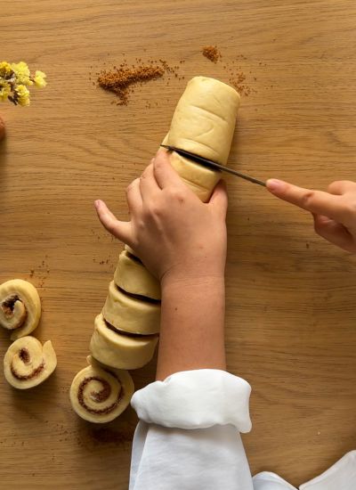 cortar cinnamon rolls