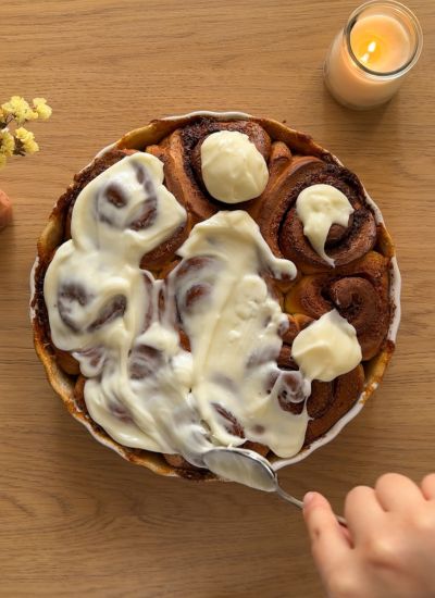 frosting cinnamon rolls