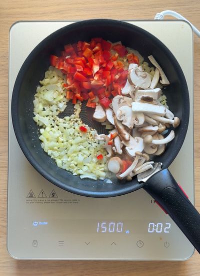 saltear pimiento y setas con cebolla