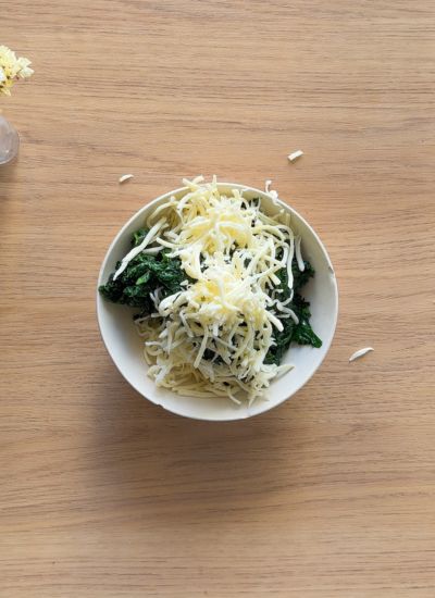 mezclar espincas cortadas con queso