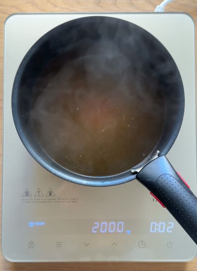 calentar dashi para niku udon