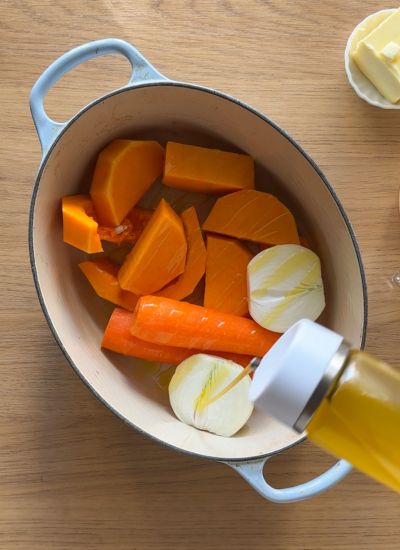 echar aceite a verduras
