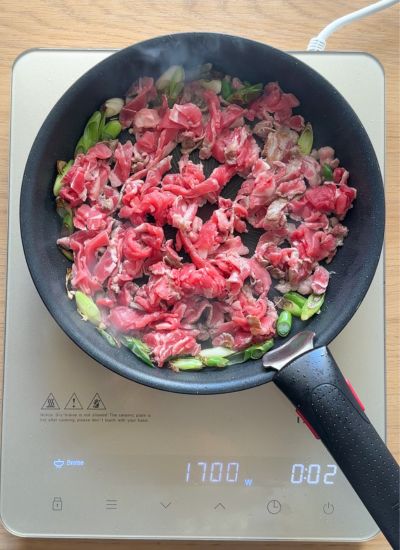 saltear carne ternera con ajos tiernos