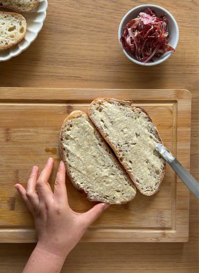 untar mantequilla en pan