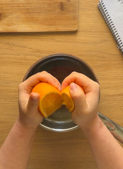 exprimir naranjas para salsa barbacoa