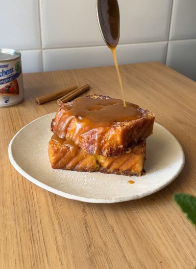 poner salsa en torrijas caramelizadas de pan brioche