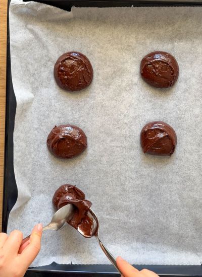 dar forma a cookies brownie con cuchara