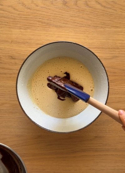 mezclar chocolate y huevo