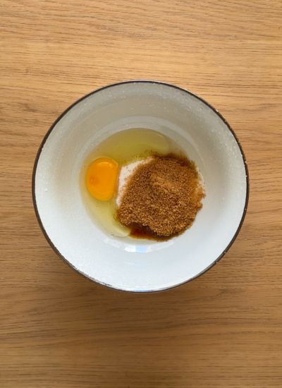 mezclar huevos para cookies brownie