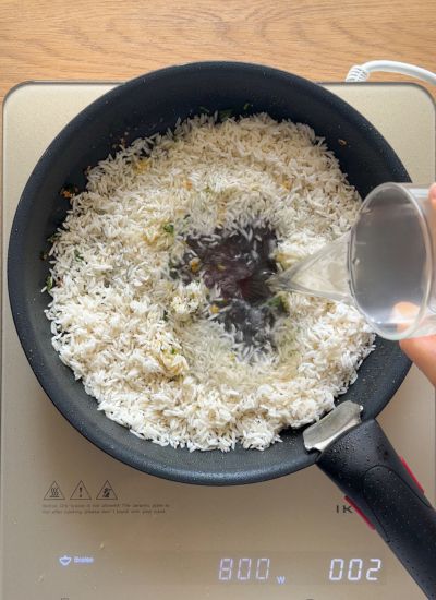 añadir agua a arroz