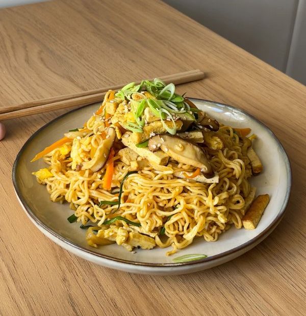 fideos salteados asiáticos en menos de 20 minutos