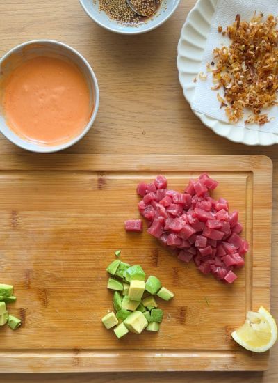 cortar atun fresco y aguacate