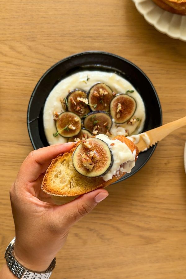 Dip de Queso de Cabra con Higos, Nueces y Miel
