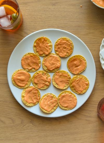 salsa picante en chips nachos