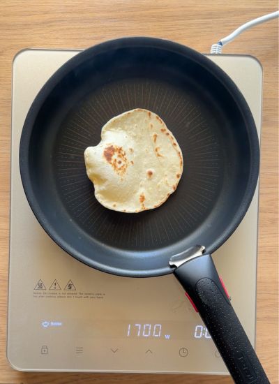 dar vuelta a tortilla de trigo