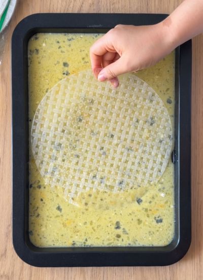 mojar papel de arroz en huevo