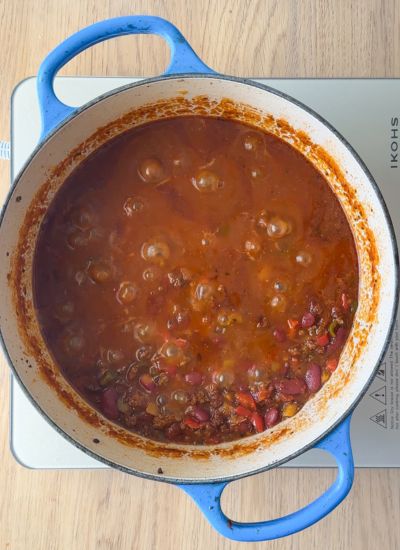 añadir caldo al chili con carne