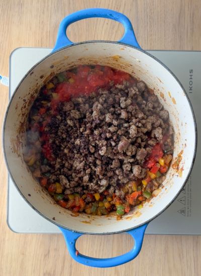 añadir carne y tomate al chili de carne