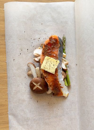 mantequilla con salmón y verduras