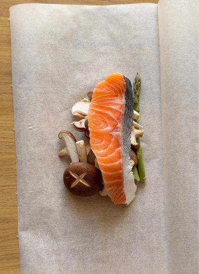 salmón y verduras papel horno