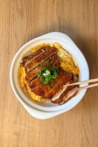 Katsudon: El Plato de la Suerte en Japón katsudon receta japonesa