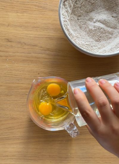 mezclar ingredientes humedos pastel zanahoria