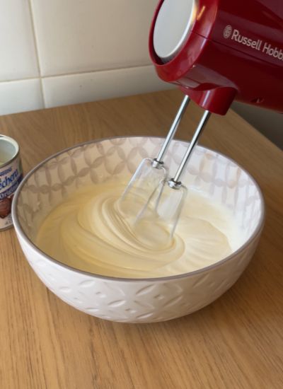 batir crema de cheesecake