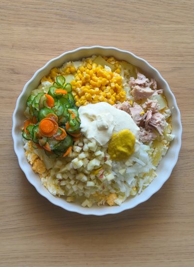 mezclar ingredientes ensalada de patata