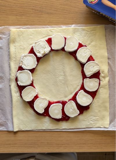 poner queso de cabra y mermelada a hojaldre