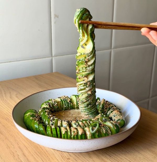 Pepino en acordeón con salsa de sésamo