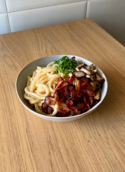 emplatar udon carbonara