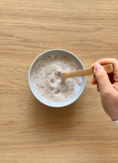 mezclar leche con levadura y azucar