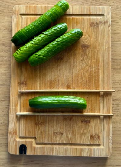 pepino entre palillos