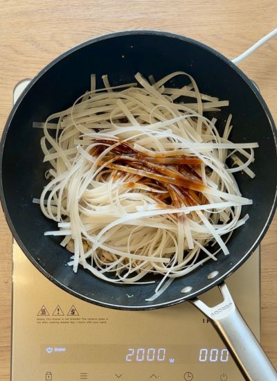 añadir fideos pad thai y salsa