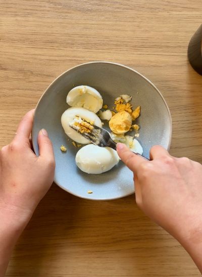 aplastar huevos duros