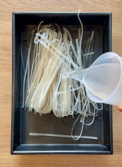 fideos pad thai en remojo