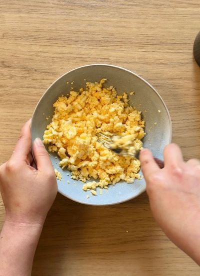 huevos duros aplastados