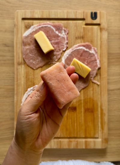 envolver queso con cerdo