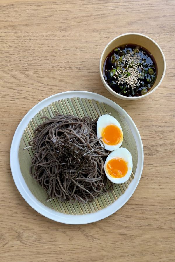 Zaru Soba: Fideos Soba Fríos con Salsa Japonesa