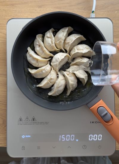 añadir agua a gyozas cocinar