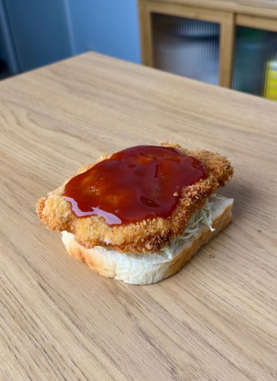 montar katsu sando cerdo empanado y salsa