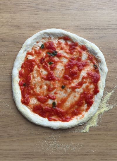 añadir salsa de tomate masa pizza