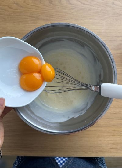 añadir yemas de huevo a mezcla cheescake japones