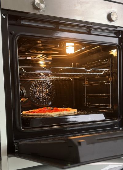 colocar pizza horno
