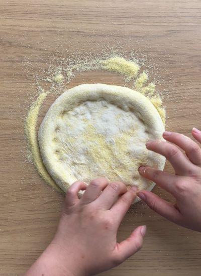 estirar masa pizza cuidadosamente