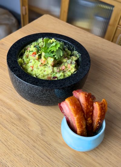 guacamole con torreznos
