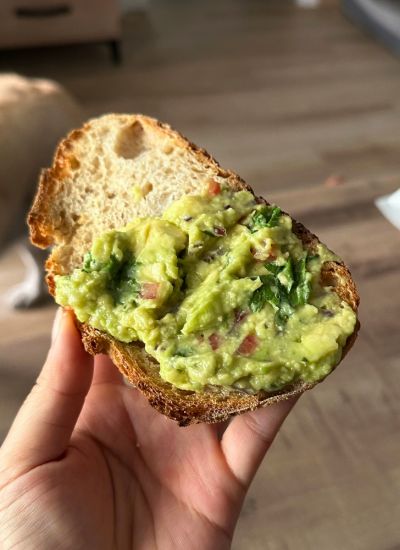 guacamole en tostada pan