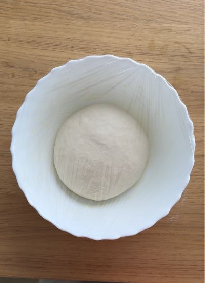 meter masa pizza en bol
